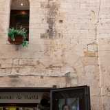 ...dove scorgiamo delle antiche monofore murate